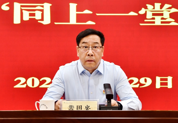 2、校党委书记黄思光书记为师生讲</p><p>黄思光聚焦党纪</span></span></span></span></span></span></span></span></span></span></span>学习教育目标任务,结合丰富案例与详实数据,从“深入学习领悟习近平总书记关于纪</span></span></span></span></span></span></span></span></span></span></span>律建设的重要论述”“在深学细悟中进一步增强对开展党纪</span></span></span></span></span></span></span></span></span></span></span>学习教育重要意义的认识”“切实从党的光荣传统中汲取纪</span></span></span></span></span></span></span></span></span></span></span>律滋养”“以更高标准更严要求推进党纪</span></span></span></span></span></span></span></span></span></span></span>学习教育高质量开展”“自觉做党章忠实践行者党纪</span></span></span></span></span></span></span></span></span></span></span>忠实执行者”五个方面,系统阐释了习近平总书记把纪</span></span></span></span></span></span></span></span></span></span></span>律建设纳入党的建设总体布局的战略考量,重点剖析了开展党纪</span></span></span></span></span></span></span></span></span></span></span>学习教育的历史脉络和现实意义,并结合学校事业发展所处的新阶段、新方位、新格局、新趋势,对各级党组织和师生党员如何“小我”服从“大我”、个性服从党性、个人服从组织,永葆遵规守纪</span></span></span></span></span></span></span></span></span></span></span>政治本色提出了具体要求。</p><p>黄思光指出,纪</span></span></span></span></span></span></span></span></span></span></span>律是管党治党的“戒</span></span></span></span></span></span></span></span></span></span></span>尺”,是执行路线方针政策的保证,要进一步增强对开展党纪</span></span></span></span></span></span></span></span></span></span></span>学习教育重要意义的认识。模范遵守纪</span></span></span></span></span></span></span></span></span></span></span>律,是发扬党的光荣传统和独特优势的内在要求,为加快建设教育强国持续清</span></span></span></span></span></span></span></span></span></span></span>障护航,是助推中国特色世界一流农业大学建设的前提和保障。学校事业要实现高质量发展,必须靠严明规矩和纪</span></span></span></span></span></span></span></span></span></span></span>律来解决问题和战胜挑战,做到“三个突出”,带动教学科研、招生招聘、财务人事、基建后勤等各领域严起来,从而实现以党风带校风、促教风、强学风、转作风。他还结合典型案例,分别介绍了党在不同时期加强纪</span></span></span></span></span></span></span></span></span></span></span>律建设,用铁的纪</span></span></span></span></span></span></span></span></span></span></span>律教育、规范、约束党员、干部的探索实践。</p><p class='gpCmsImg'><img src=